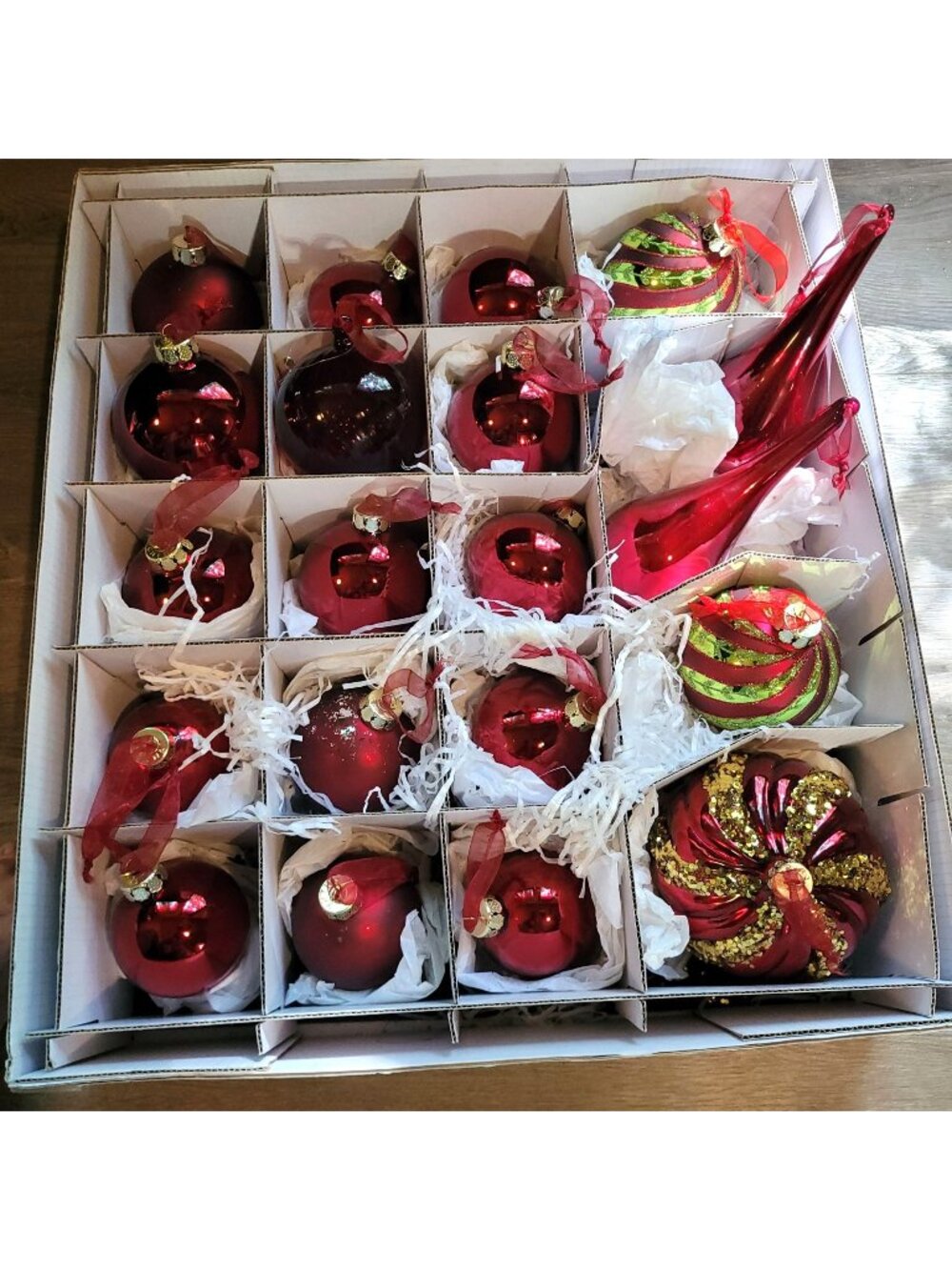 Frontgate Christmas Ornament 20 Pc Burgundy Gold Green Glass Glitter Bauble Flaw